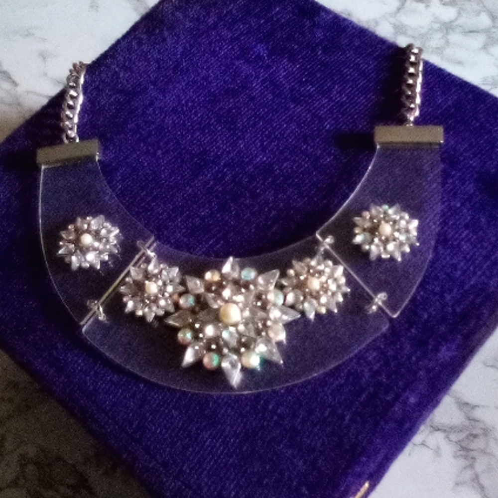Runway Pearl and Rhinestone Flower Snow Accent Silver Acrylic Collar Necklace